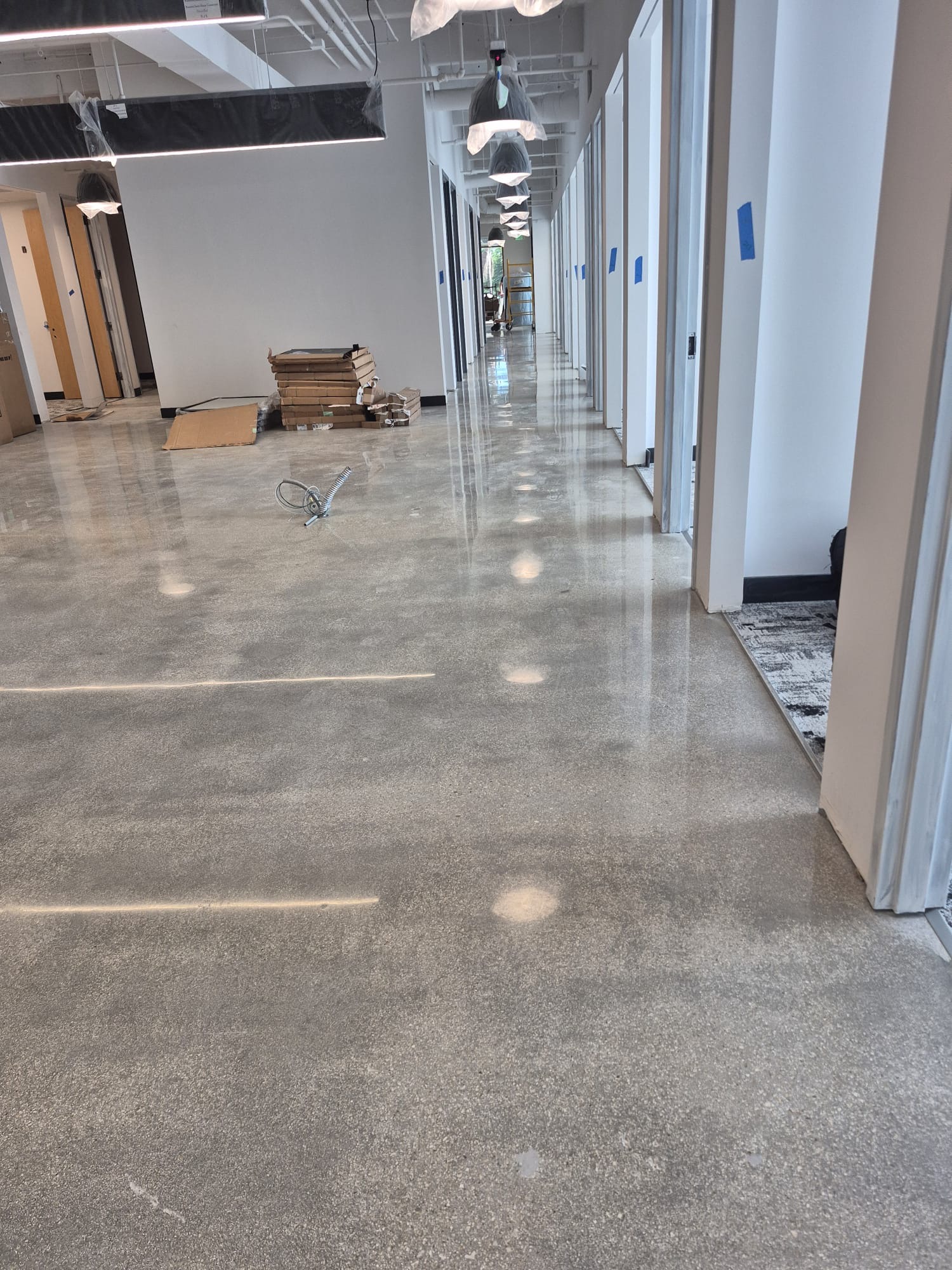 Pasillo comercial pulido